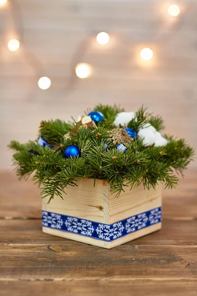 Κατασκευαστής του ντεκόρ Χριστουγέννων με τα χέρια τους. Χριστουγεννιάτικο κουτί με κλαδιά για τις διακοπές. Εορτασμό του νέου έτους. Άρχουσας τάξης στην πραγματοποίηση διακοσμητικά στολίδια — Φωτογραφία Αρχείου