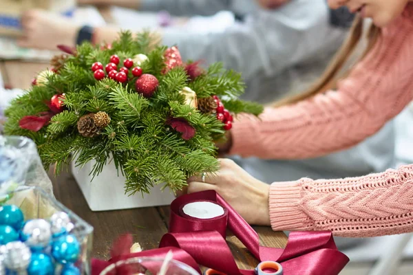 Tillverkare av jul inredning med sina egna händer. Jul låda med kvistar för semester. Nyårsfirande. Master class för att göra dekorativa ornament — Stockfoto