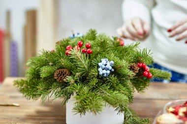 Noel dekor kendi elleriyle üreticisi. Noel kutusu twigs tatil için. Yeni yıl kutlama. Dekoratif süsler yapmak ana sınıfı