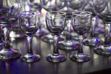 Bir sürü temiz boş bardak içecek bir gece kulübünde çubuğunda. Parlama ve koyu gözlük üzerine düşünceler