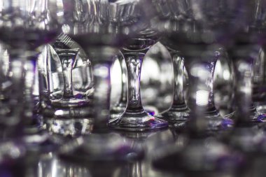 Bir sürü temiz boş bardak içecek bir gece kulübünde çubuğunda. Parlama ve koyu gözlük üzerine düşünceler