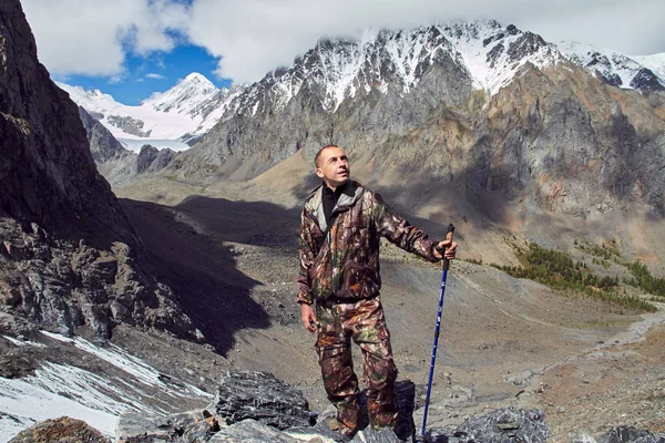 Survie dans la nature. Un homme en camouflage se reposant dans les montagnes. Harceleur, survis dans les bois. Lac dans les montagnes. Pics enneigés, Altaï — Photo