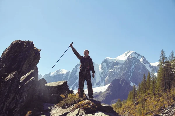 Survie dans la nature. Un homme en camouflage se reposant dans les montagnes. Harceleur, survis dans les bois. Lac dans les montagnes. Pics enneigés, Altaï — Photo