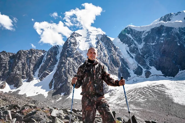 Überleben in freier Wildbahn. ein Mann in Tarnung, der inmitten der Berge ruht. Stalker, überleben im Wald. See in den Bergen. verschneite Gipfel, Altai — Stockfoto