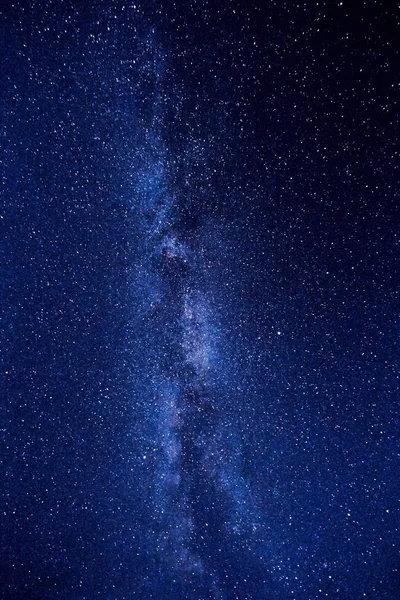 Cielo nocturno en las montañas. Vía Láctea. Millones de estrellas por encima. Viaje a través de las montañas Altai — Foto de Stock