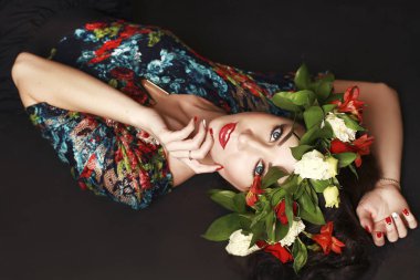 İdeal kadın portresi başında çiçek çelenk ile