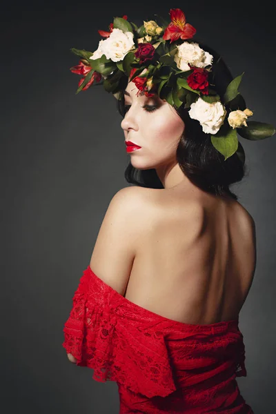 Retrato de la mujer ideal con una corona de flores en la cabeza —  Fotos de Stock