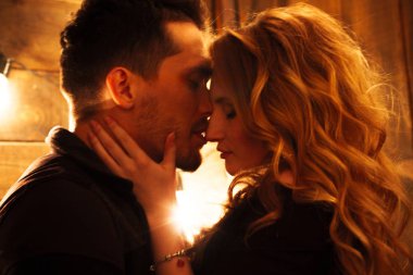 Güzel çift aşık parlayan ışıklar arka planı sarılma. Stüdyo portre fotoğraf kız sarışın ve kısa saçlı bir adam. Sevgililer günü. Seven evli çift. Aile mutluluğu