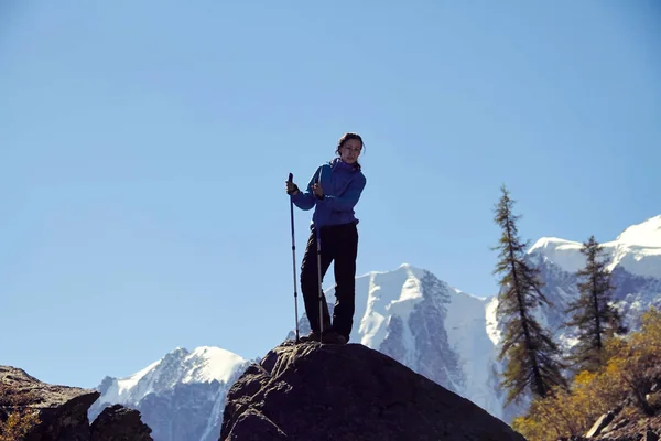 Brave fille conquérant les sommets montagneux des montagnes de l'Altaï. La nature majestueuse des sommets et des lacs de montagne. Randonnée pédestre dans des endroits accidentés. Voyage à travers la Russie, la Sibérie, Aktru et le lac de shavlinskoe — Photo