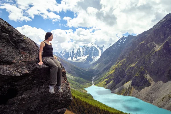 Brave fille conquérant les sommets montagneux des montagnes de l'Altaï. La nature majestueuse des sommets et des lacs de montagne. Randonnée pédestre dans des endroits accidentés. Voyage à travers la Russie, la Sibérie, Aktru et le lac de shavlinskoe — Photo