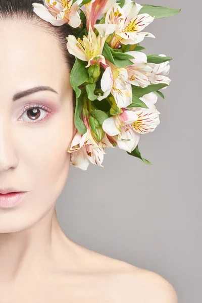 Hermosa morena atractiva desnuda con flores en la cabeza. Moda hermoso maquillaje, piel limpia, cuidado facial. Retrato de mujer joven y hermosa con la piel perfecta . — Foto de Stock