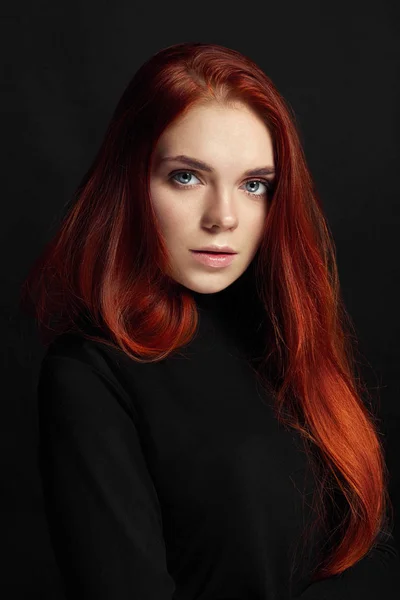 セクシーな美しい赤毛長い髪の女の子。黒い背景に完璧な女性の肖像画。豪華な髪と深い目。自然の美しさ、きれいな肌、顔のケアと髪。太くて強い髪。花 — ストック写真