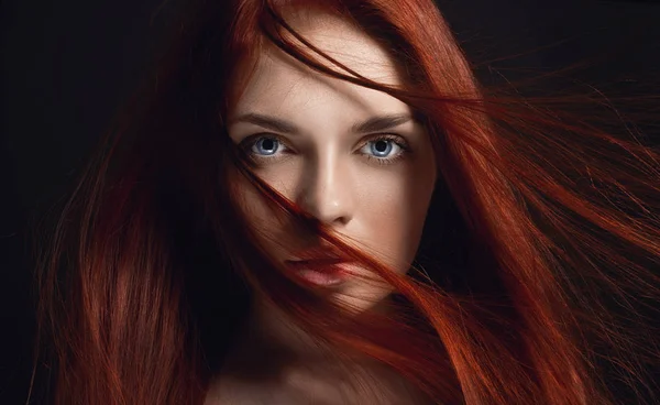 Menina ruiva bonita sexy com cabelo longo. Retrato de mulher perfeita no fundo preto. Cabelo lindo e olhos profundos. Beleza natural, pele limpa, cuidados faciais e cabelo. Cabelo forte e grosso. Flor — Fotografia de Stock