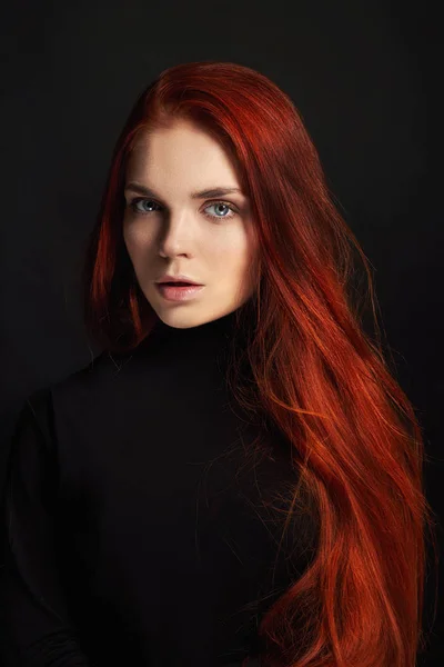 Sexy bella rossa ragazza con i capelli lunghi. Ritratto donna perfetta su sfondo nero. Splendidi capelli e occhi profondi. Bellezza naturale, pelle pulita, cura del viso e capelli. Capelli forti e folti. Fiore — Foto Stock