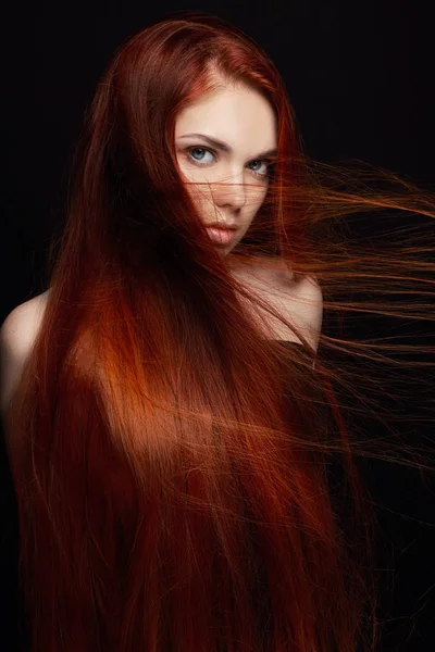 Sexy bella rossa ragazza con i capelli lunghi. Ritratto donna perfetta su sfondo nero. Splendidi capelli e occhi profondi. Bellezza naturale, pelle pulita, cura del viso e capelli. Capelli forti e folti. Fiore — Foto Stock