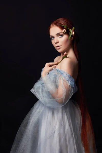 Seksi güzel kızıl saçlı kız elbise pamuk retro uzun saçlı. Kadın portre siyah arka plan üzerine. Derin gözleri. Doğal güzelliği, temiz cilt, yüz bakımı ve saç. Güçlü ve kalın saç. Çiçek