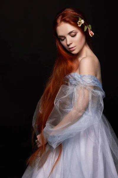 Seksi güzel kızıl saçlı kız elbise pamuk retro uzun saçlı. Kadın portre siyah arka plan üzerine. Derin gözleri. Doğal güzelliği, temiz cilt, yüz bakımı ve saç. Güçlü ve kalın saç. Çiçek