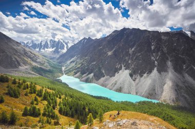 Ayak dağ vadilerden yolculuğa. Yaban hayatı güzelliği. Altay, Shavlinsky gölleri, Rusya için yol. Sibirya karlı Dağları doruklarına. Dağlarda yaz aylarında hiking