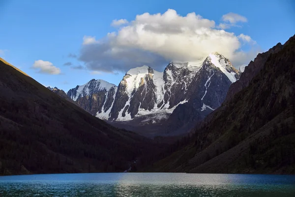 Resa till fots genom fjälldalar. Skönhet av vilda djur. Altai, vägen till Shavlinsky sjöar, Ryssland. Topparna av snötäckta bergen i Sibirien. Vandring i bergen på sommaren — Stockfoto