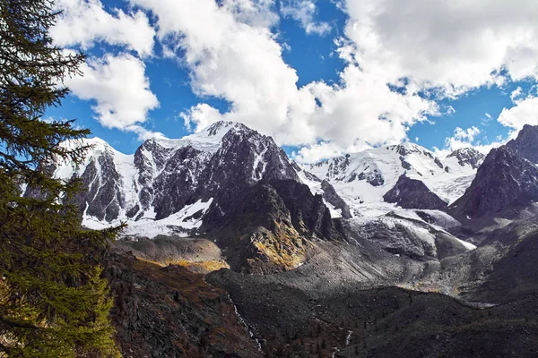 Reis te voet door de bergdalen. Schoonheid van de natuur. Altaj, de weg naar Shavlinsky meren, Rusland. Toppen van besneeuwde bergen van Siberië. Wandelen in de bergen in de zomer — Stockfoto