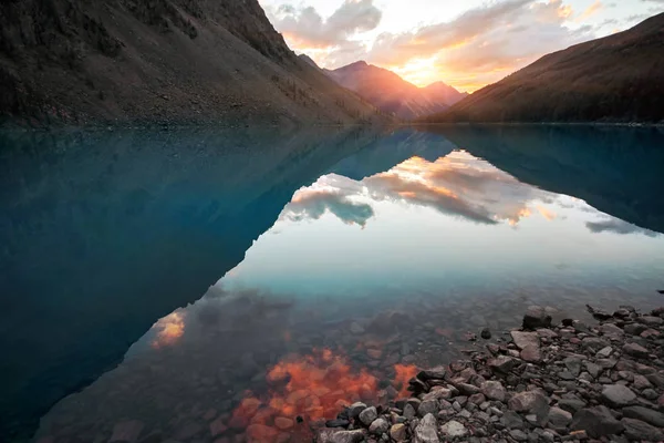 Reis te voet door de bergdalen. Schoonheid van de natuur. Altaj, de weg naar Shavlinsky meren, Rusland. Toppen van besneeuwde bergen van Siberië. Wandelen in de bergen in de zomer — Stockfoto