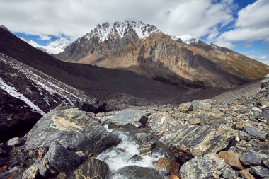 Altay Dağları ile yolculuk için Aktru. Altay Dağları'nın karlı zirveleri hiking. Sert koşulları, güzel doğası ve görkemli panorama hayatta. Turistler için yerlere ulaşmak zor