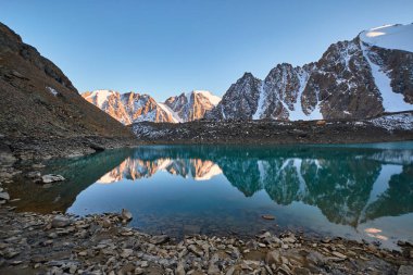 Altay Dağları ile yolculuk için Aktru. Altay Dağları'nın karlı zirveleri hiking. Sert koşulları, güzel doğası ve görkemli panorama hayatta. Turistler için yerlere ulaşmak zor