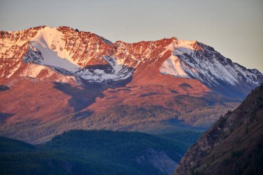 Altay Dağları ile yolculuk için Aktru. Altay Dağları'nın karlı zirveleri hiking. Sert koşulları, güzel doğası ve görkemli panorama hayatta. Turistler için yerlere ulaşmak zor