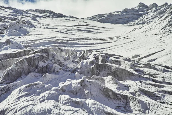 Путешествие через Алтайские горы в Актру. Пешие прогулки на снежные вершины Алтайских гор. Выживание в суровых условиях, красивая природа и великолепная панорама. Трудно добраться до мест для туристов — стоковое фото