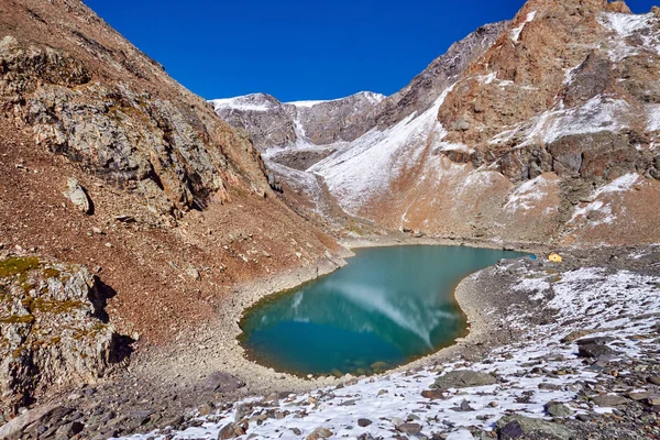 Resa genom Altajbergen till Aktru. Vandring till snöiga toppar i Altajbergen. Överlevnad i hårda förhållanden, vacker natur och fantastisk panorama. Svåråtkomliga ställen för turister — Stockfoto