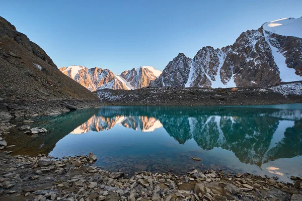 Voyage à travers les montagnes de l'Altaï à Aktru. Randonnée vers les sommets enneigés des montagnes de l'Altaï. Survie dans des conditions difficiles, belle nature et panorama splendide. Des endroits difficiles d'accès pour les touristes — Photo