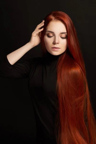 Σέξι όμορφη κοκκινομάλλα κοπέλα με μακριά μαλλιά. Τέλεια γυναίκα πορτραίτο σε μαύρο φόντο. Πανέμορφα μαλλιά και βαθιά στα μάτια. Φυσικές ομορφιές, καθαρό δέρμα προσώπου περίθαλψης και μαλλιά. Δυνατά και χοντρά μαλλιά — Φωτογραφία Αρχείου
