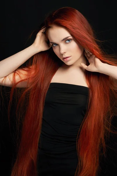 Menina ruiva bonita sexy com cabelo longo. Retrato de mulher perfeita no fundo preto. Cabelo lindo e olhos profundos. Beleza natural, pele limpa, cuidados faciais e cabelo. Cabelo forte e grosso — Fotografia de Stock