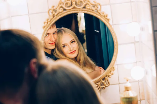 Liebespaar umarmt sich im Badezimmerspiegel. Lifestyle-Paare, die sich lieben — Stockfoto