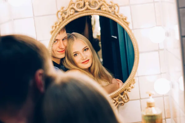 Pareja cariñosa abrazándose en el espejo del baño. Estilo de vida parejas amándose mutuamente —  Fotos de Stock