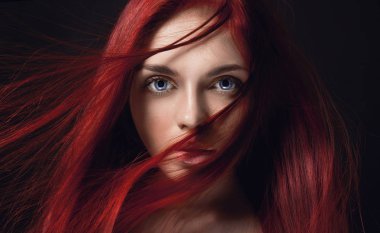 Uzun saçlı seksi güzel kızıl saçlı kız. Mükemmel bir kadın portre siyah arka plan üzerine. Gorgeous Saç ve derin büyük mavi gözler. Doğal güzelliği, temiz cilt, yüz bakımı ve saç. Güçlü ve kalın saç