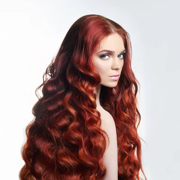 Uzun saçlı seksi çıplak güzel kızıl saçlı kız. Mükemmel bir kadın portre ışık arka plan üzerinde. Gorgeous Saç ve derin gözleri. Doğal güzelliği, temiz cilt, yüz bakımı ve saç. Güçlü ve kalın saç. — Stok fotoğraf
