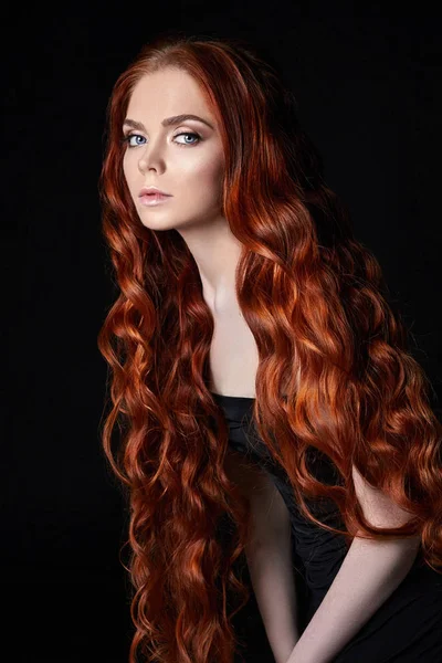 Menina ruiva bonita sexy com cabelo longo. Retrato de mulher perfeita no fundo preto. Cabelo lindo e olhos profundos. Beleza natural, pele limpa, cuidados faciais e cabelo. Cabelo forte e grosso . — Fotografia de Stock