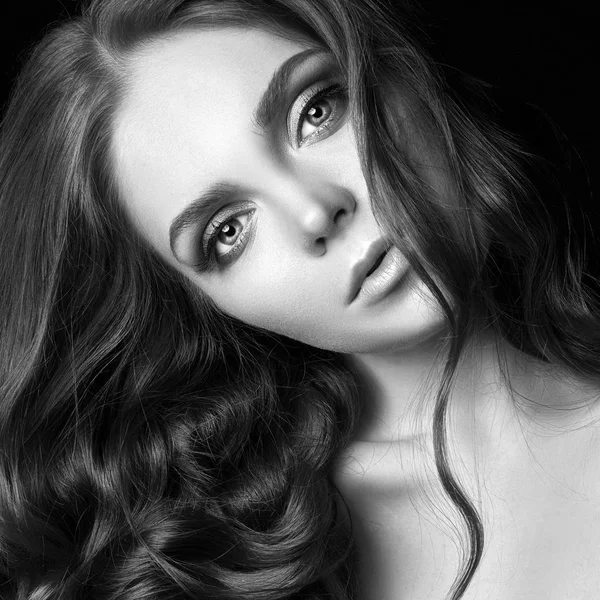 Сексуальная красивая рыжая девушка с длинными волосами. Портрет женщины на черном фоне. Шикарные волосы и глубокие глаза. Естественная красота, чистая кожа, уход за лицом и волосами. Сильные и густые волосы . — стоковое фото