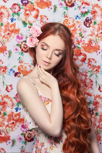 Sexy piękne redhead dziewczyna z długimi włosami. Idealna kobieta portret z kolorowym tle światła. Przepiękny i głębokie oczy. Naturalne piękno, opieka czystości skóry, twarzy i włosów. Mocne i gęste włosy. — Zdjęcie stockowe