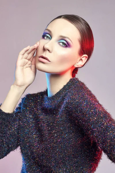 Moda Kızıl saçlı sanat portre ile parlak bir zıt makyaj parlak bluz içinde bir kadın. Yaratıcı güzellik fotoğraf renkli gölgeler ile zıt bir arka plan bir kız. RGB.