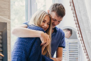 Sevgi dolu çift camda, sevgi dolu ve nazik oturan bak. Olumlu duygu, gülümseyen yüzler. Sarılma ve birbirine bakarak bir çift. Bir adam ve bir kadın birbirlerini seviyorlar.