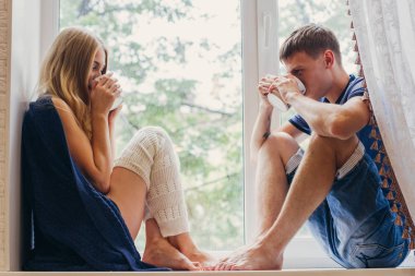 Sevgi dolu çift camda, sevgi dolu ve nazik oturan bak. Olumlu duygu, gülümseyen yüzler. Sarılma ve birbirine bakarak bir çift. Bir adam ve bir kadın birbirlerini seviyorlar.