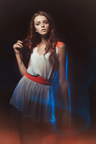 Θολή χρώμα τέχνης πορτρέτο ενός κοριτσιού σε σκούρο φόντο. Μόδα γυναίκα με όμορφα μακιγιάζ και ένα ελαφρύ καλοκαιρινό φόρεμα. Αισθησιακό τρυφερή εικόνα ενός κοριτσιού σε κίνηση. Στούντιο πορτρέτου. — Φωτογραφία Αρχείου