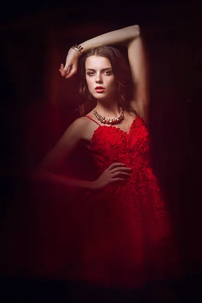 Retrato de arte de cor borrada de uma menina em um fundo escuro. Mulher de moda com maquiagem bonita e um vestido de verão leve. Sensual imagem terna de uma menina em movimento. Retrato de estúdio . — Fotografia de Stock