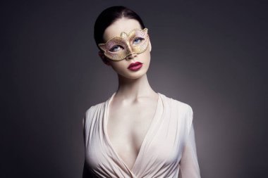 Karanlık bir arka plan karşı genç esmer kadın portresi. Profesyonel makyaj ile bir kadının gizemli parlak görüntü. Duygusallık ve gizemli kadın. Saç Bakımı ve cilt. Yüz yüz maskesi kızlar.