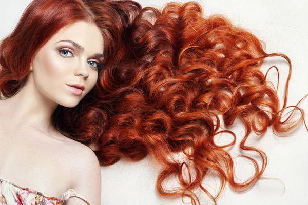 长头发的女孩性感裸体漂亮的红发女郎。完美的女人肖像在明亮的背景上。华丽的头发和深邃的眼睛。自然美、 清洁皮肤、 面部护理、 头发。强和厚厚的头发 — 图库照片