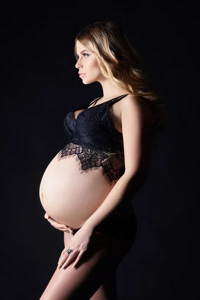 Mulher grávida em lingerie em fundo cinza. Poucos dias antes do nascimento. Bela mulher loira grávida esperando o nascimento da criança. Mãe expectante — Fotografia de Stock