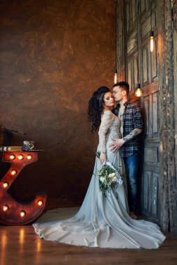 Gelin ve Damat Düğün için sabah hazır alıyorsanız. Seven çift evde sarılma. Yakışıklı damat ve büyüleyici gelin. Hazır düğün töreni çift almak