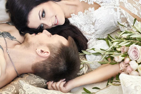 Sposi e sposi si preparano domattina per il matrimonio. Coppia amorevole che si abbraccia a casa. Bello sposo e sposa affascinante. Coppia si preparano cerimonia nuziale — Foto Stock